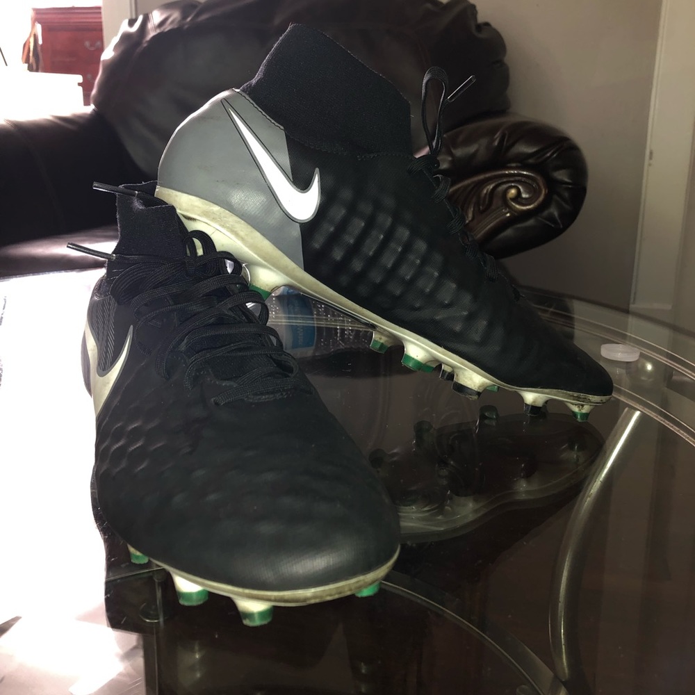 NIKE MAGISTA SOCCER CLEATS